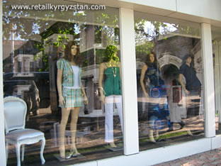 Дизайн витрины закрытого типа магазина молодежной одежды KOTON